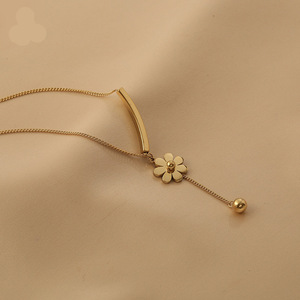 Collar con Colgante de Flor Margarita Pequeña |   Cadena de Clavícula con Borlas de Acero Inoxidable con Revestimiento PVD, Resistente a la Decoloración, para Mujeres y Niñas - Product Image 3