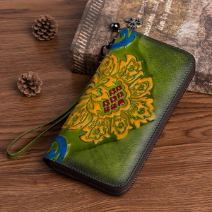 Ando Bag Portefeuille en cuir véritable pour femme, motif floral vintage en relief, fermeture éclair intégrale, longue bourse avec dragonne - Product Image 2