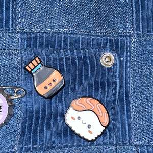 Épingles en métal de dessin animé créatif Kawaii badge accessoires personnalisés <span class=keywords><strong>sushi</strong></span> et sauce soja forme dur émail doux ensemble de broches nourriture - Product Image 6
