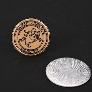 Plaques signalétiques métalliques personnalisées Nuoyuan en alliage de zinc avec impression sérigraphique pour étiquettes de vin et de boissons - Product Image 5