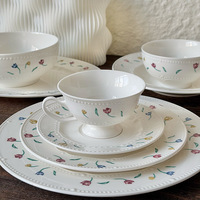 Vaisselle en porcelaine, passe au micro-ondes, style français vintage, motif floral en relief, bord perlé, assiette, plat, bol, tasse, soucoupe