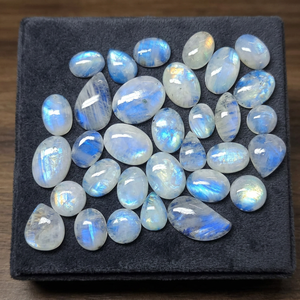 MAHNAJ GEMS ขายส่งพลอยมูนสโตนธรรมชาติหลากสี เกรด AAA พลอยมูนสโตนสีน้ำเงินเงางามแบบหลวมสำหรับทำเครื่องประดับ - Product Image 1