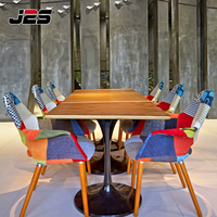 Ensemble table et chaises en bois rembourrées, style patchwork, pour hôtel, restaurant, projet commercial d'hôtellerie de luxe sur mesure J2S.