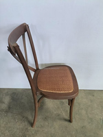 Chaise à dossier croisé en PP imitation bois avec assise style rotin, empilable, pour restaurant, mariage, événement