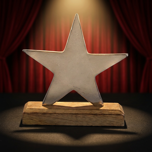 Elegante Adorno Decorativo de Metal con Estrella Plateada, Base de Madera, Moderno, Ecológico, Hecho a Mano, para Decoración del Hogar - Product Image 6