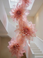Dahlia suspendue en organza rose poudré avec ruban fluide pour décoration de plafond
