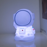 2025 nouveaux cadeaux Spaceman veilleuse led blanc silicone veilleuse rechargeable réutilisable écologique silicone led veilleuse