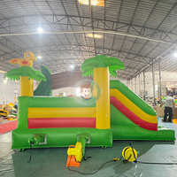 Structure gonflable combinée avec toboggan et zone de saut