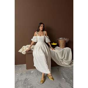 เดรสทรงเอไลน์สีเบจสุดหรู แขนบอลลูนผูกเชือก ปักลาย แต่งระบายช่วงเอวทรงเอ็มไพร์ ผ้าทอระบายอากาศได้ดี เหมาะสำหรับใส่ในชีวิตประจำวัน - Product Image 4