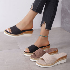 Sandalias de tacón inclinado para mujer, novedad de verano 2025, con suela gruesa, tacón medio, estilo boca de pez, de una tira, frescas, para playa - Product Image 6