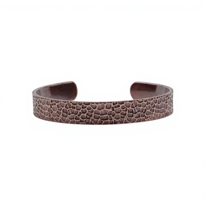 Bracelet manchette ouvert en cuivre motif pavé martelé de qualité supérieure, bijou métallique tendance au design exquis - Product Image 1