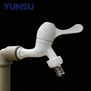 Grifo de Pared Comercial Moderno Personalizado YUNSU, de Plástico PP en Forma de Tubo, de 1/2'', para Uso en Exteriores - Product Image 1