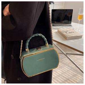 กระเป๋าถือแฟชั่นใหม่ 2026 กระเป๋าสะพายไหล่ทรงกล่อง ดีไซน์สวยเก๋ น้ำหนักเบา พร้อมสายโซ่ สำหรับผู้หญิง - Product Image 6