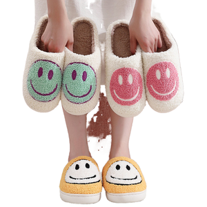 Chaussons d'intérieur personnalisés avec logo pour femmes, en polaire douce et moelleuse, à bout fermé, antidérapants avec semelle TPR - Product Image 1