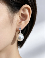Pendientes de Oro de 18K con Dos Diamantes Cultivados en Laboratorio y Perla Blanca Australiana de Agua Salada