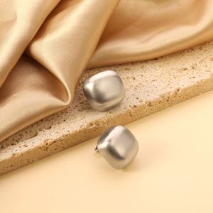 Aretes Ason Chunky para Mujer, Chapados en Oro de 18K, con Bola Hueca Grande, Hipoalergénicos, de Acero Inoxidable, Diseño de Autor - Product Image 6