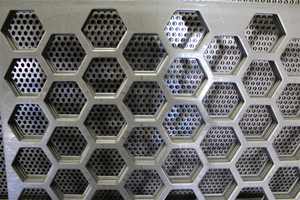 Lámina Metálica Perforada de Aleación de Aluminio con Orificios Hexagonales, Soldable, Grosor Personalizable para Aplicaciones de Malla Metálica - Product Image 6