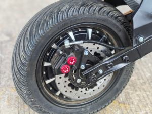 Motocicleta Eléctrica 2026Z6 Mejorada, Lista para Invierno, Batería con Resistencia al Agua IPX9, Neumáticos Ultra Anchos Antideslizantes, Casco y Guantes Gratis, Conducción Más Segura - Product Image 4