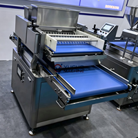 Machine automatique Yucho pour la saupoudrage et la décoration de gâteaux, idéale pour le sucre, la noix de coco et les pâtisseries.