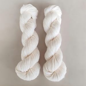 Hilo de Seda <span class=keywords><strong>Merino</strong></span> Blanco Sin Teñir de Lotus Yarns, Precio al por Mayor, <span class=keywords><strong>DK</strong></span>/Worsted, Hilo de Una Sola Capa de 150 m/100 g para Tejer a Mano y Teñir - Product Image 1