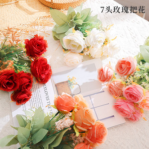Ramo de rosas artificiales Xinchengzhi, 7 cabezas, flores de seda y plástico para decoración de bodas, hogar y accesorios de fotografía. - Product Image 1