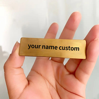 Insigne nominatif personnalisé en alliage d'aluminium finition dorée givrée étiquette d'identification d'employé personnalisée serveur professionnel insigne 70x20mm épinglette