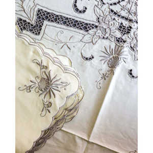 Nappe en lin de marque Carlareggio avec broderie grise, matériau à paillettes, design rectangulaire imprimé pour salles à manger, fêtes - Product Image 1