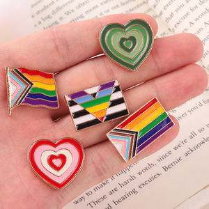 Love Is Love Rainbow esmalte Pins personalizado GLBT bandera broches bolsa ropa solapa Pin socio amantes insignia joyería regalo para amigos - Product Image 4