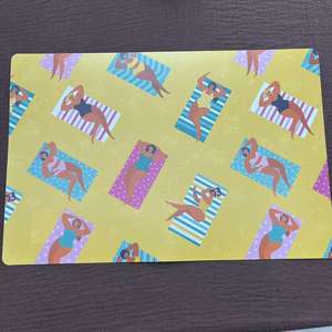 مفرش عشاء كلاسيكي على شكل فتاة على الشاطئ-مفرش طاولة غير تقليدي ونابض بالحياة للصيف مورد من الشركة المصنعة - Product Image 5