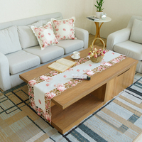 Ensemble chemin de table et housses de coussin en jacquard brodé floral tulipe, rose printanier et or, avec motif découpé