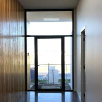 Taille de porte pivotante grande porte d'entrée moderne en aluminium verre personnalisé conception graphique en aluminium cadre en bois porte coulissante en verre pour villa