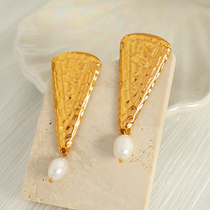 Pendientes de Perlas Artificiales con Diseño Oceánico, Textura de Concha Dorada, Joyería para Mujer, Chapado en Titanio de 18K, Acero Inoxidable - Product Image 2