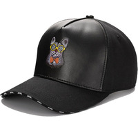 2025 Casquettes de baseball en cuir brodées pour hommes avec logo personnalisé 5 panneaux par cadre Casquettes de sport en cuir PU Chapeaux Casquettes de baseball Snapback