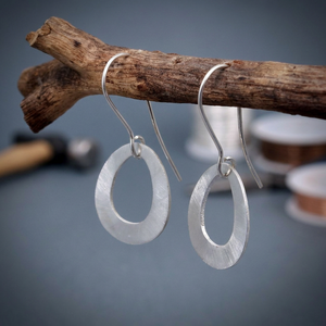 Boucles d'oreilles pendantes géométriques en laiton plaqué argent, faites à la main, design minimaliste simple, avec fermoir français sécurisé, pour femme, idéales pour les soirées, cadeau - Product Image 3