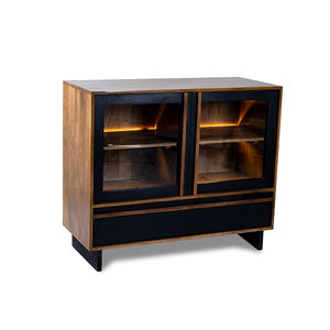 Vitrine Oxberg en bois massif noir et naturel avec portes vitrées et tiroirs de rangement - Product Image 1