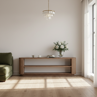 Table basse de luxe RH Mulholland en bois de chêne massif, meuble TV avec piliers verticaux texturés, deux étagères ouvertes, salon moderne