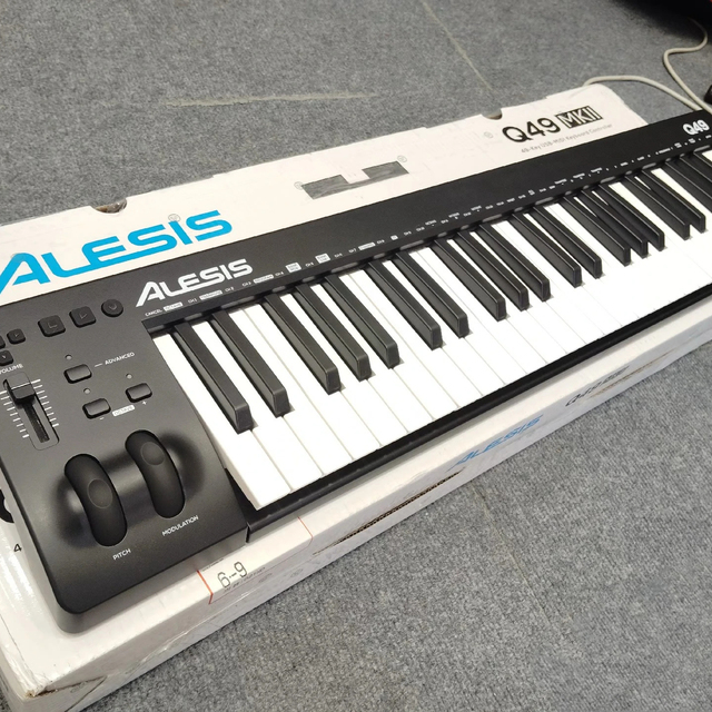 ALESIS Q49 MKII 49 Keyboard Counterweight Arrangement Percussion Pad Controller With Rear Touch Function MINI Keyboard