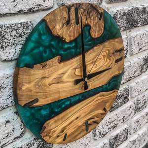 Horloge murale en résine fonctionnelle et décorative avec cadre en bois offrant un affichage élégant de l'heure pour le salon - Product Image 3