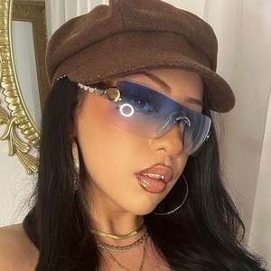 Vente en gros de lunettes de soleil vintage Y2K personnalisées avec logo, sans monture, à verres monobloc, pour femmes - Product Image 2