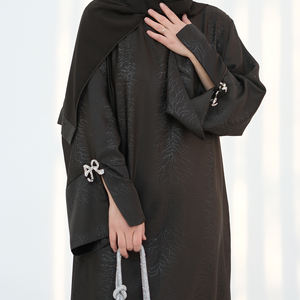 2025 EID Abaya Jacquard raso modesto Abaya islamico abbigliamento <span class=keywords><strong>donna</strong></span> manica a fessura Abito musulmano da <span class=keywords><strong>donna</strong></span> Abaya <span class=keywords><strong>con</strong></span> spilla <span class=keywords><strong>con</strong></span> fiocco di diamanti - Product Image 4