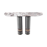 Console de style italien contemporain de luxe pour entrée, salon ou couloir, avec plateau en marbre et pieds en acier inoxydable, design moderne