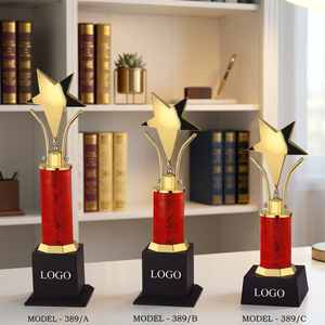Trofeo Estrella con Columna Roja y Base Negra de Madera Chapada en Oro Modelo 389 Impresión UV y Grabado Láser para Deportes y Juegos - Product Image 1