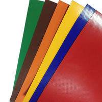 Rouleau de tissu en membrane PVC 950 g/m² moderne, écologique et anticorrosion, laqué PVDF, pour la construction architecturale et les parkings – Prix usine