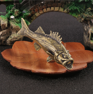 Artesanía de <span class=keywords><strong>metal</strong></span> Adornos de peces de latón Bajo de cobre sólido Muebles de juego antiguos microtallados. - Product Image 3