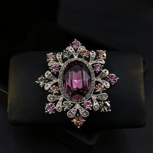 Broche Fleurie Rétro Haut de Gamme pour Femme, Design Luxueux Exquis, Perles Style Palais, Épingle de Manteau Corsage, Accessoires à Fixation Magnétique - Product Image 3