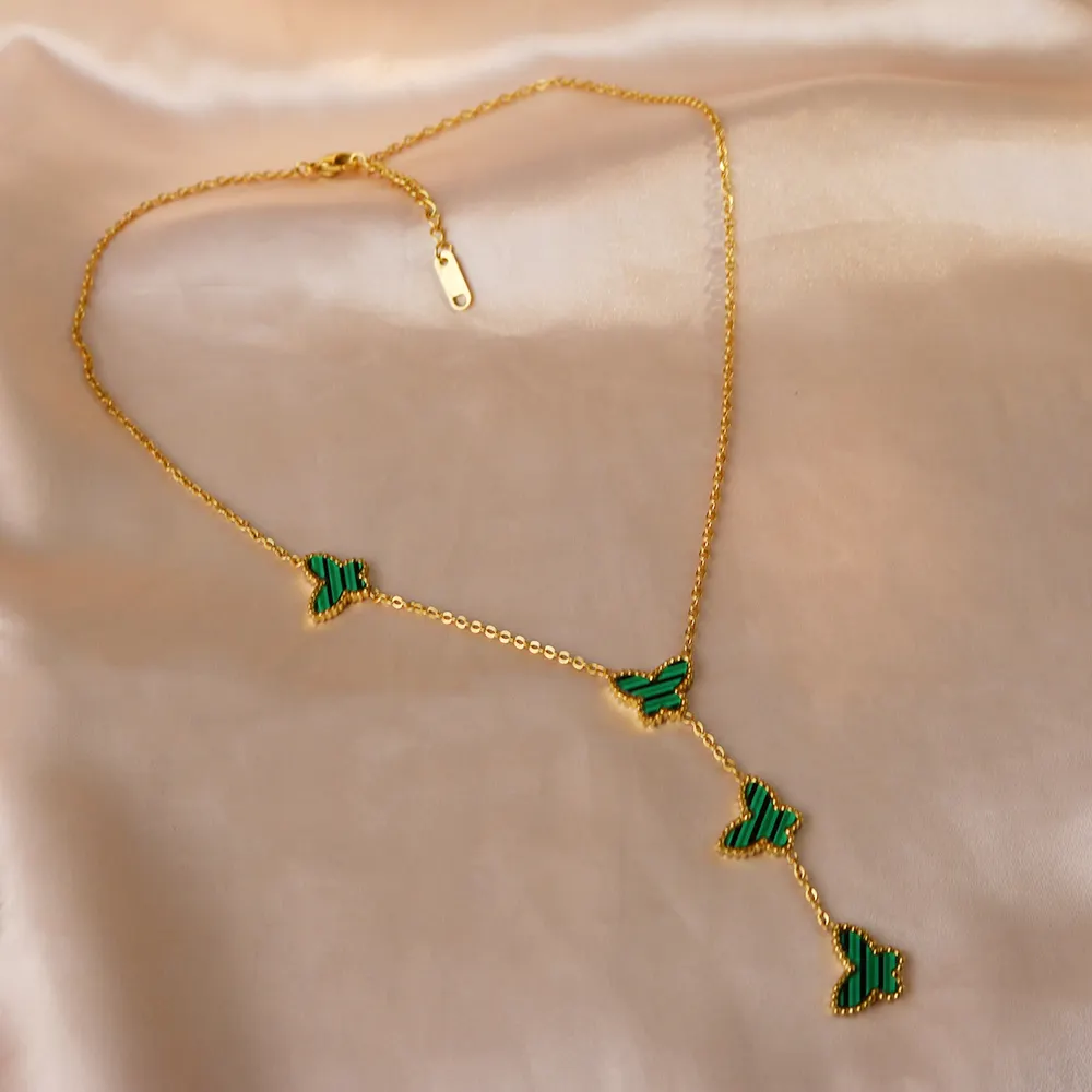 Collana con ciondolo a farfalla verde smaltata in stile retrò europeo e americano collana con catena a croce in acciaio inossidabile da donna