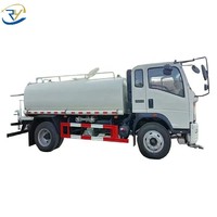 Camion d'arrosage mobile HOWO à livraison rapide, avec réservoir renforcé de 4 à 6 m³, pour le nettoyage routier, destiné à l'exportation
