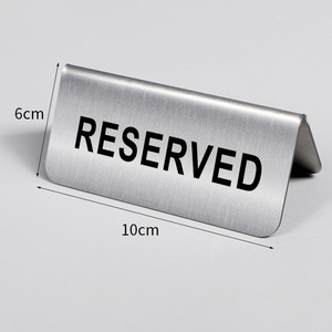 Enseigne de bureau en métal rustique avec logo personnalisé Enseigne durable en acier inoxydable brossé avec numéro de table Enseigne portable pour <span class=keywords><strong>hôtel</strong></span>, événement réservé - Product Image 5
