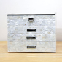 Boîte à bijoux de luxe blanche personnalisable avec logo/motif, plusieurs compartiments doublés de velours, incrustation de nacre