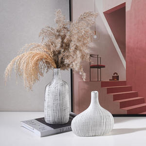 <span class=keywords><strong>Vase</strong></span> en céramique nordique accessoires de maison ligne Vases Pots de plantes Vases à fleurs en porcelaine blanche pour intérieur salon décoratif - Product Image 3
